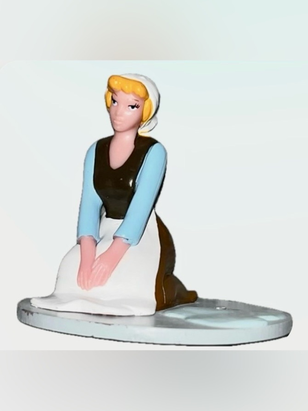 DISNEY - CINDERELLA CLEANING FIGURINE